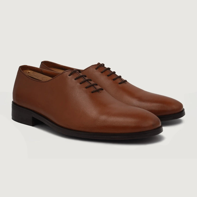 Director Wholecut Cuoio Leather Shoes da Uomo