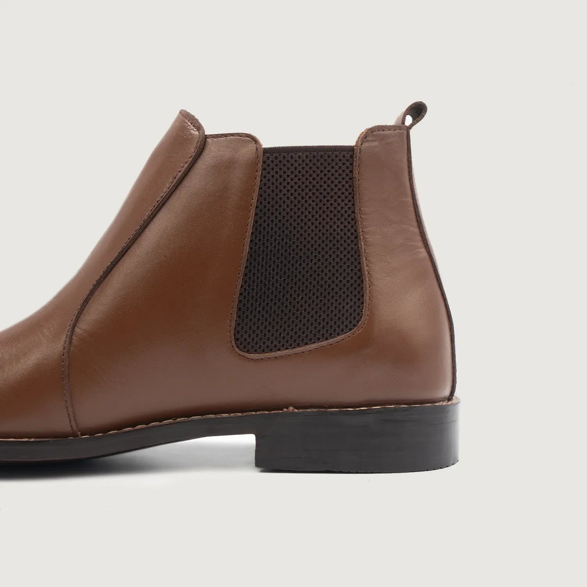 High-Traction Rubber Outsole & Lug Tread Pattern on Clarkson Chelsea Marrone Stivali in pelle da Uomo For Men