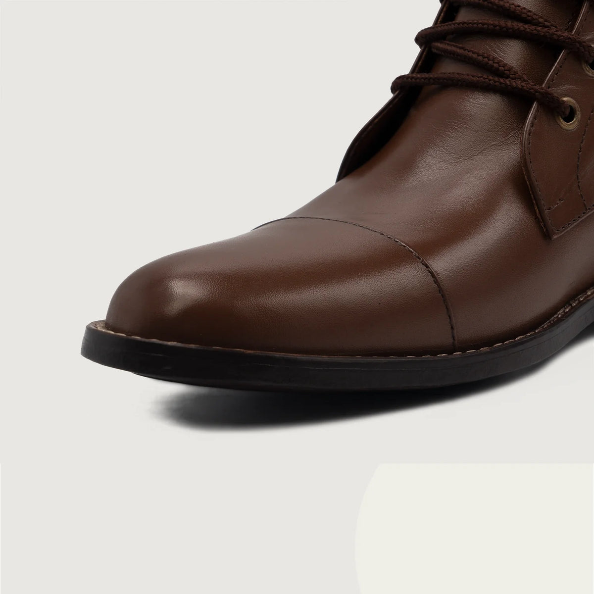 High-Traction Rubber Outsole & Lug Tread Pattern on Knight Derby Marrone Stivali in pelle da Uomo For Men