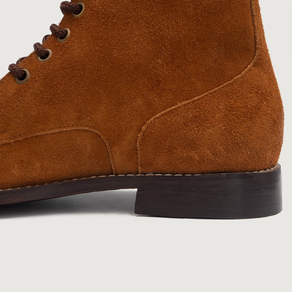 High-Traction Rubber Outsole & Lug Tread Pattern on Knight Derby Marrone Suede Stivali in pelle da Uomo