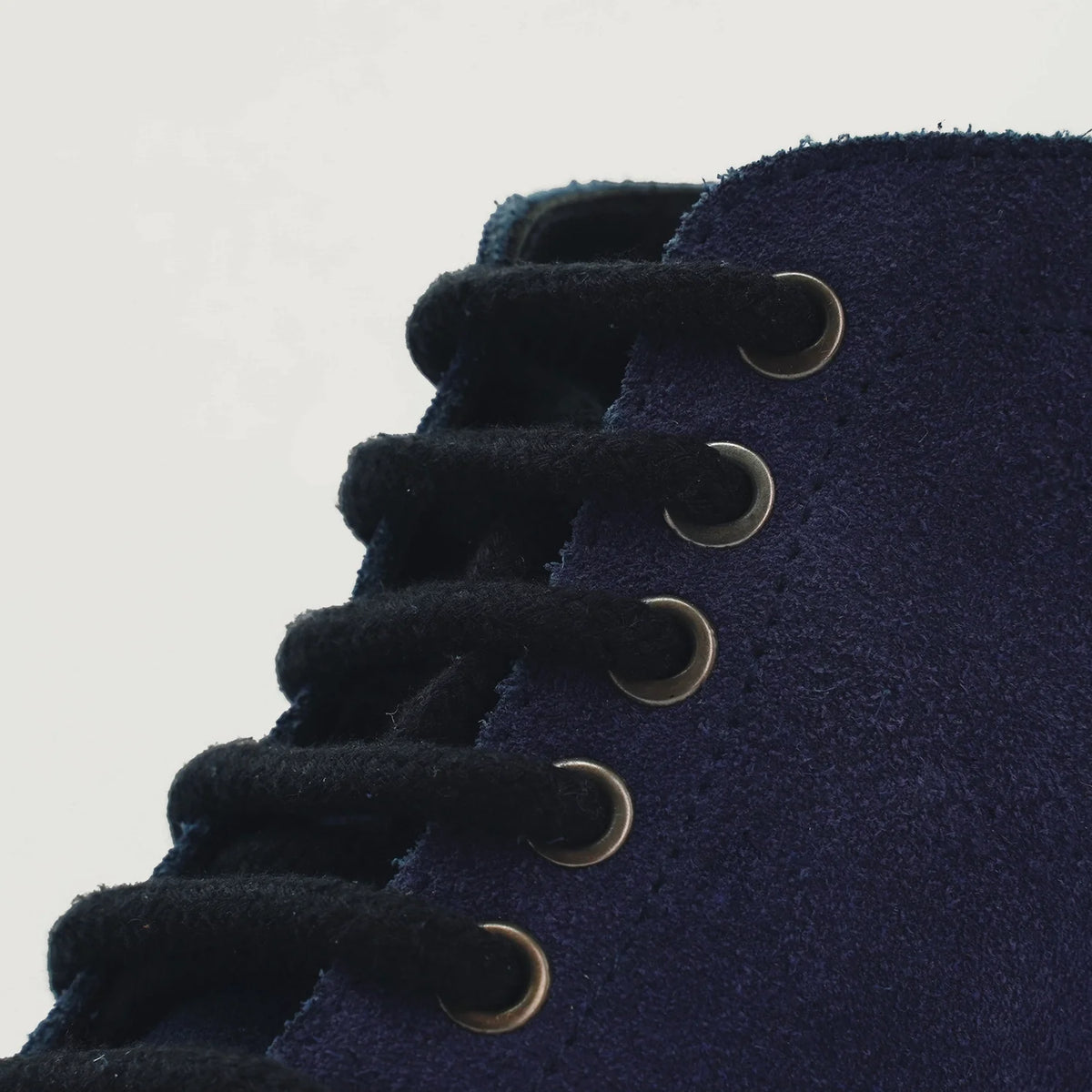 High-Traction Rubber Outsole & Lug Tread Pattern on Knight Derby Midnight Blu Suede Stivali in pelle da Uomo For Men