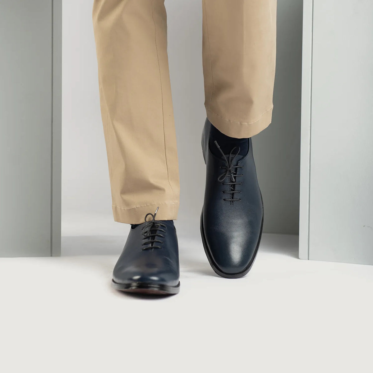 Tailored Rib Cuffs & Hem Craftsmanship Construction Detail on Director Wholecut Midnight Blu Scarpe in pelle da Uomo For Men