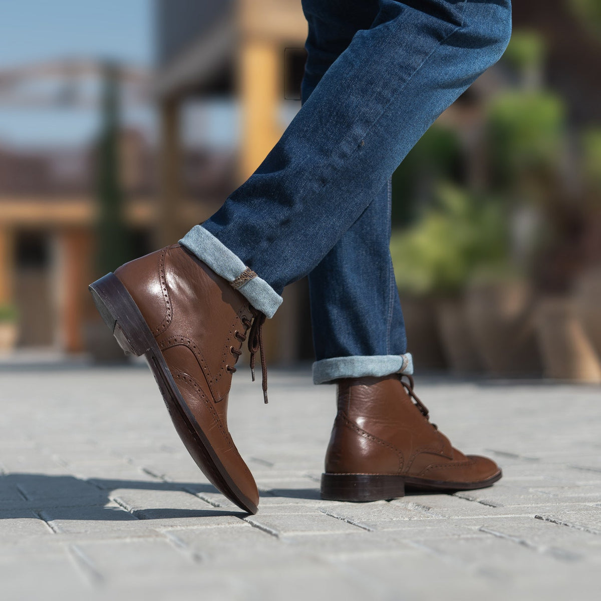 Prospettiva indossata di Duster Brogues Derby Marrone Stivali in pelle da Uomo su modello - Drappeggio naturale alla luce del giorno
