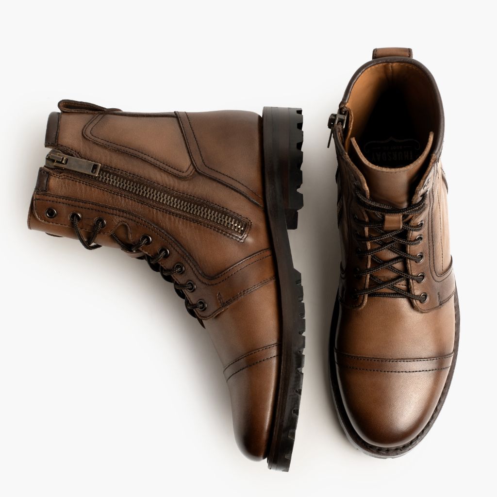 Dettaglio ravvicinato of Classic Collar & Heavy-Duty Zipper Hardware on Casa Moto Grano Ambrato Stivali in pelle da Uomo
