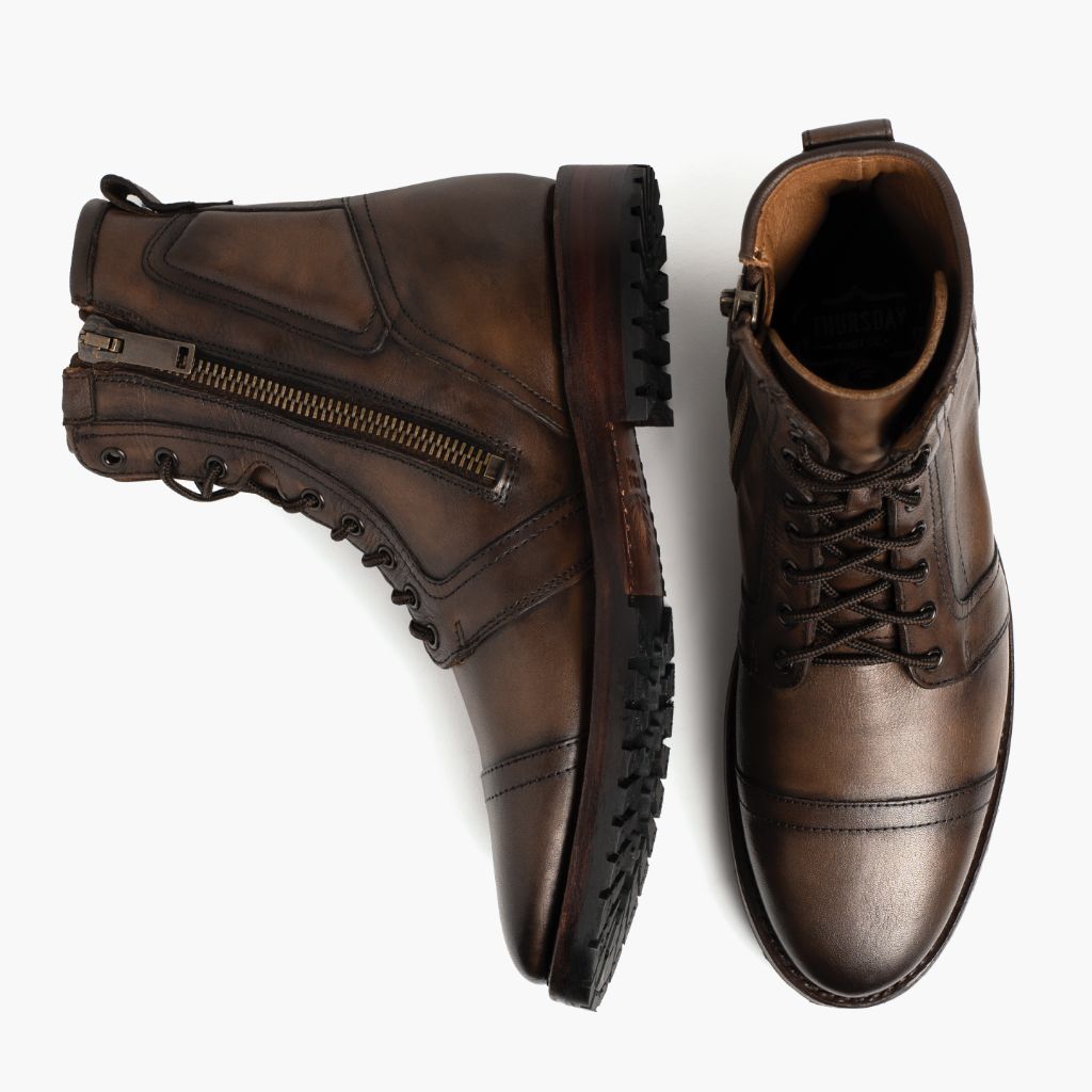 Dettaglio ravvicinato of Classic Collar & Heavy-Duty Zipper Hardware on Casa Moto Añejo Stivali in pelle da Uomo