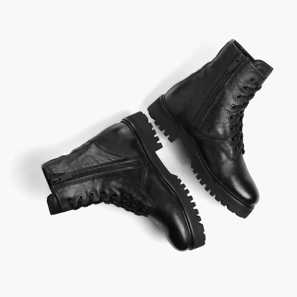 High-Traction Rubber Outsole & Lug Tread Pattern on Combat Nero Stivali in pelle da Donna