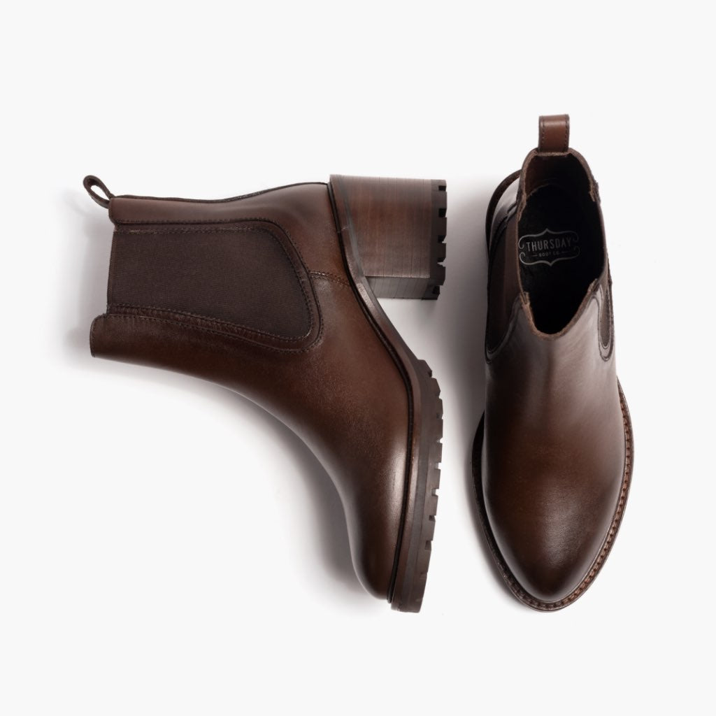 High-Traction Rubber Outsole & Lug Tread Pattern on Knockout Cioccolato Stivali in pelle da Donna