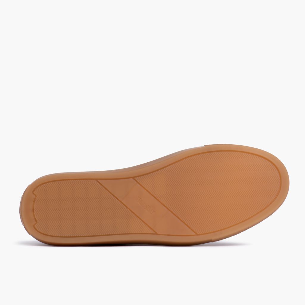 High-Traction Rubber Outsole & Lug Tread Pattern on Premier Low Top Camel Sneakers in pelle da Donna