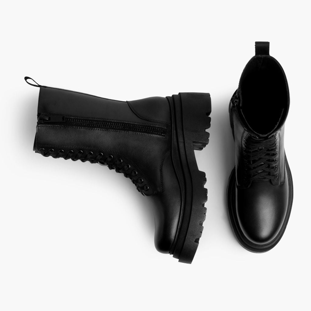 High-Traction Rubber Outsole & Lug Tread Pattern on Fatale Nero Stivali in pelle da Donna