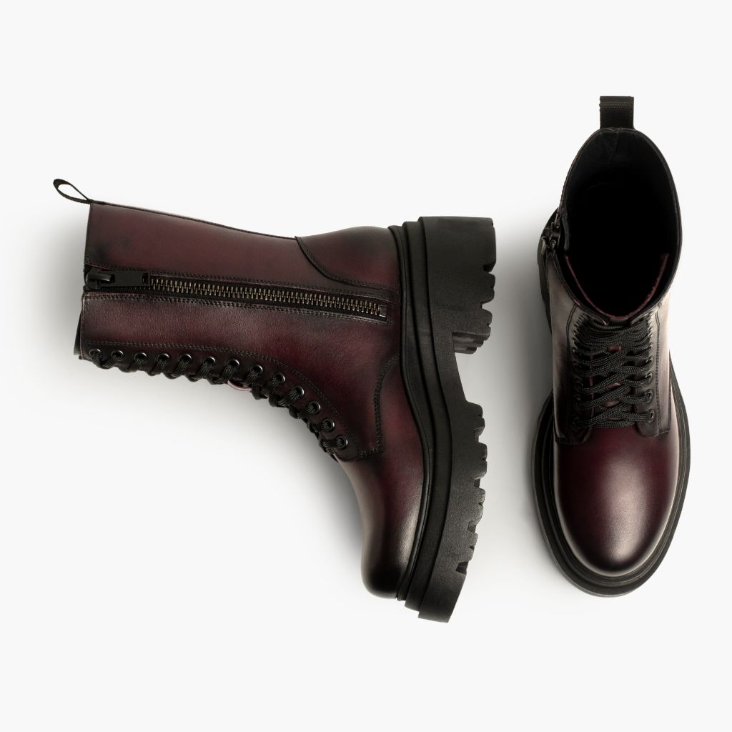High-Traction Rubber Outsole & Lug Tread Pattern on Fatale Nero Cherry Stivali in pelle da Donna