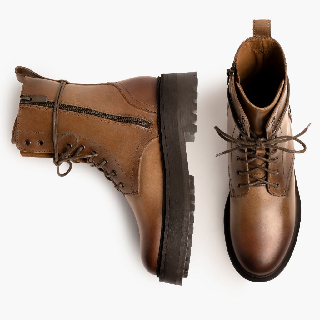 High-Traction Rubber Outsole & Lug Tread Pattern on Quest Natural Stivali in pelle da Donna