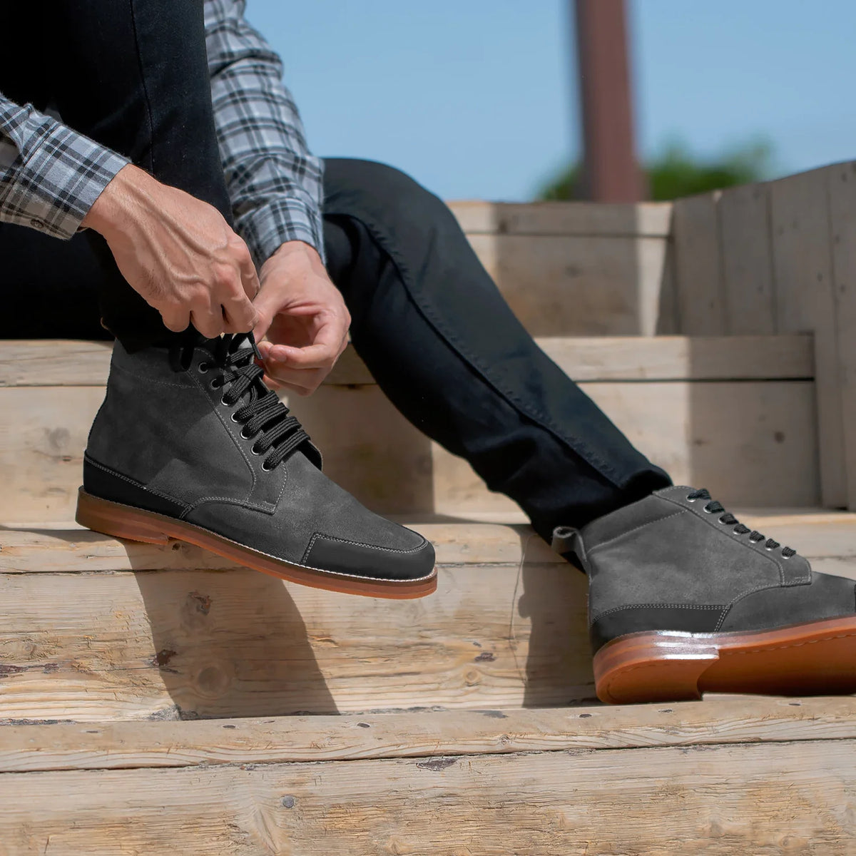 High-Traction Rubber Outsole & Lug Tread Pattern on Carnell Stivali Moc Toe in camoscio grigio da Uomo