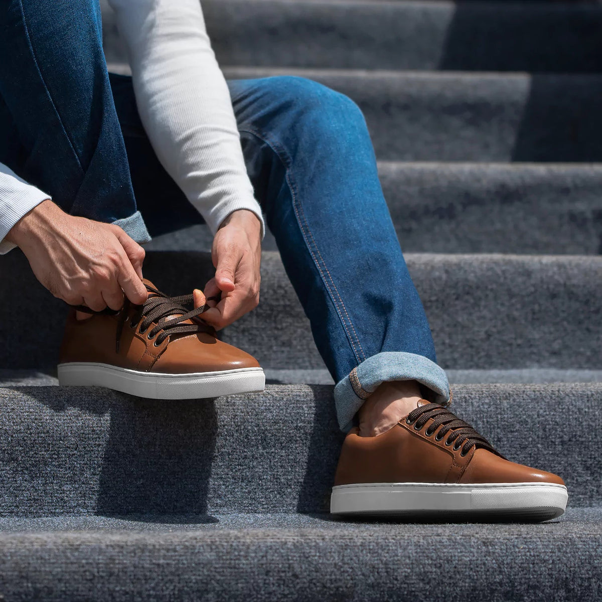 High-Traction Rubber Outsole & Lug Tread Pattern on Murphy Low Top Cuoio Sneakers in pelle da Uomo
