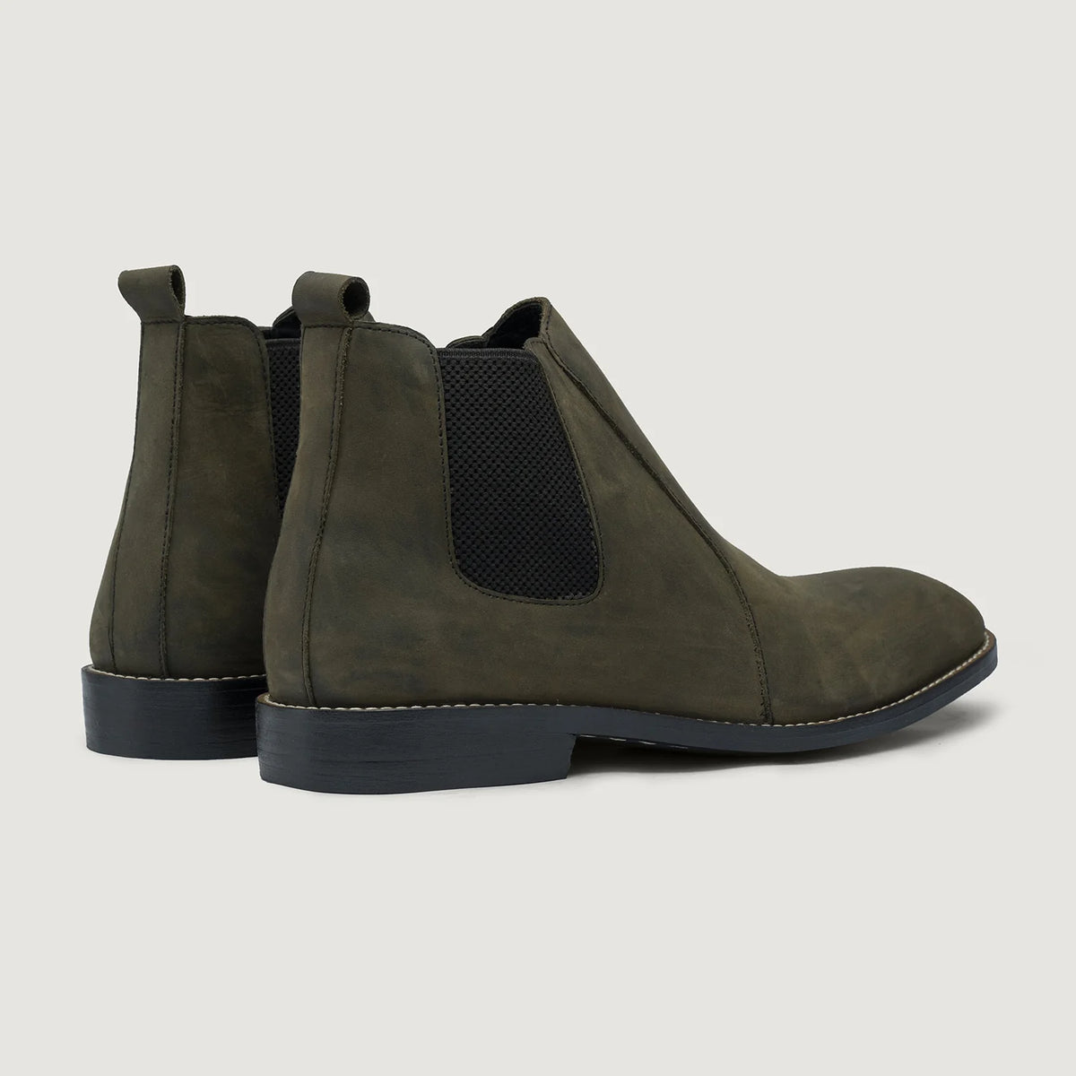 High-Traction Rubber Outsole & Lug Tread Pattern on Clarkson Chelsea Olive Pullup Stivali in pelle - StudGuard da Uomo