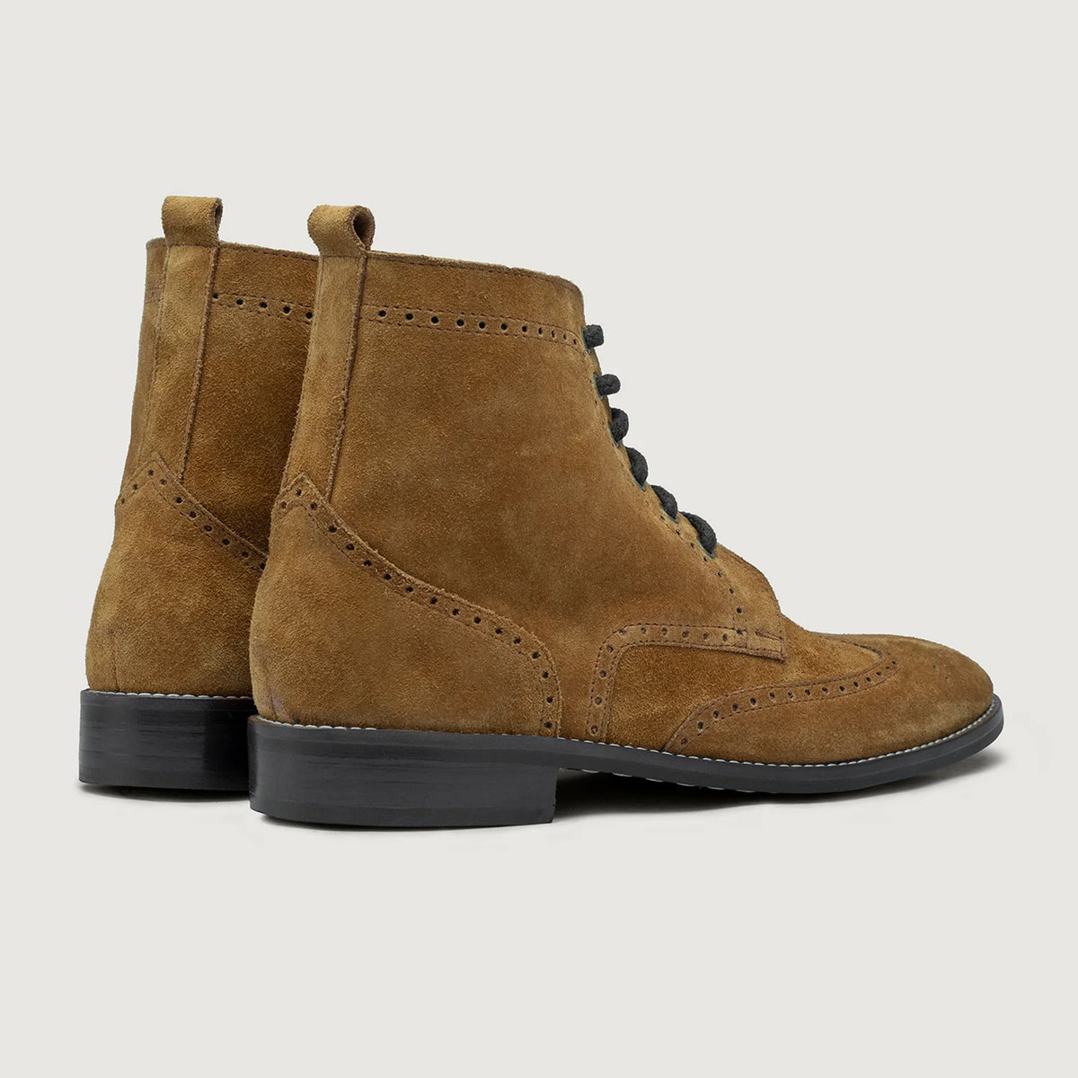 Duster Brogues Derby Marrone Suede Stivali in pelle - StudGuard da Uomo - Vista laterale che mostra il taglio ergonomico delle maniche