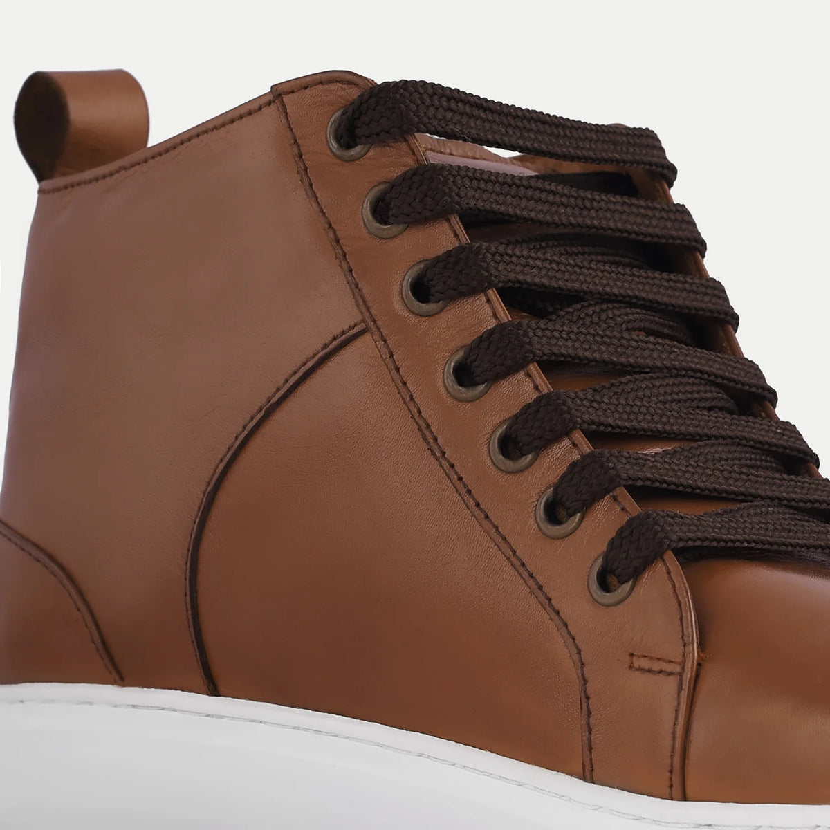 High-Traction Rubber Outsole & Lug Tread Pattern on Marty High Top Cuoio Sneakers in pelle da Uomo