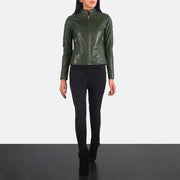 
Adalyn Trapuntato Verde Giacca Biker in Pelle da Donna - Vista laterale che mostra il taglio ergonomico delle maniche