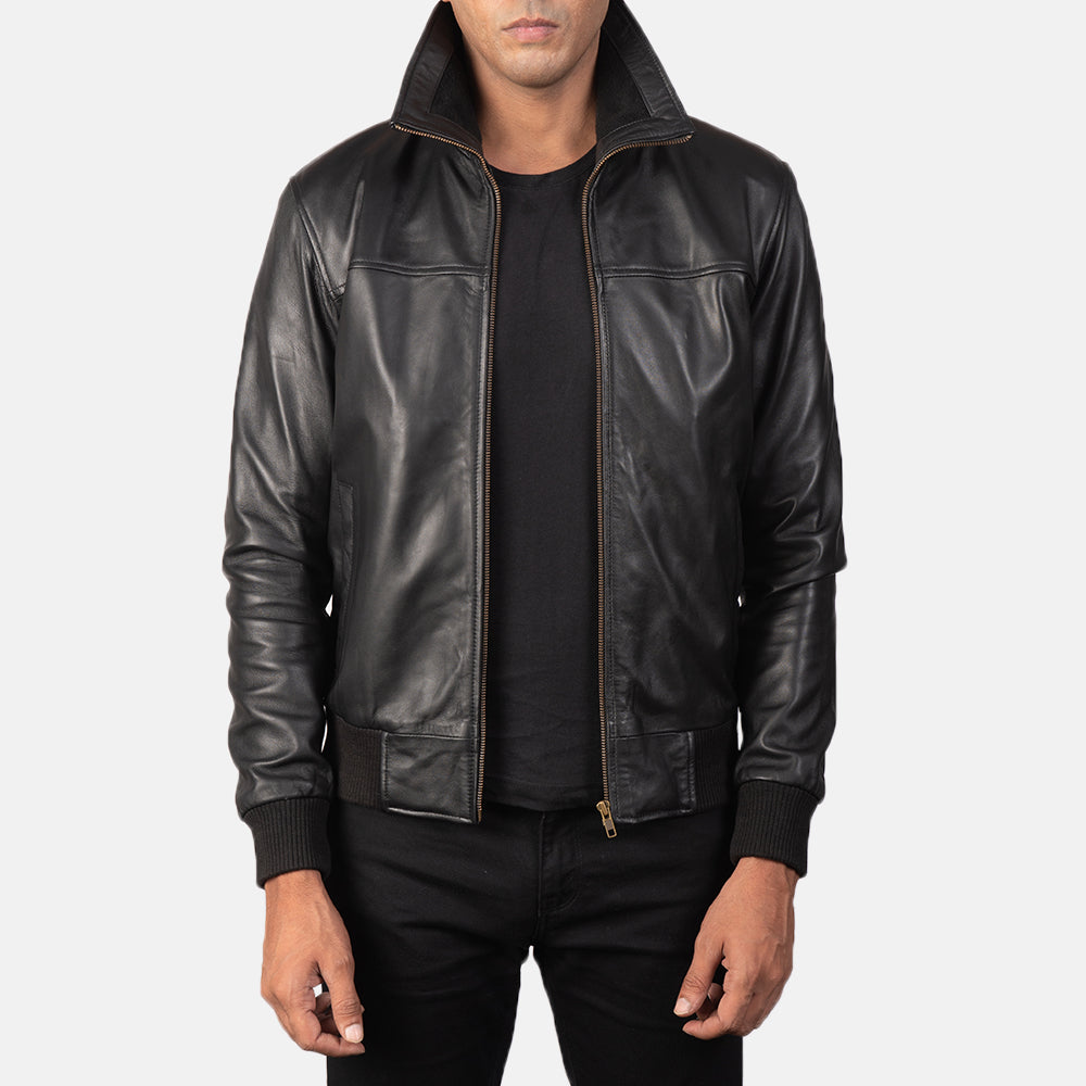 
Air Rolf Nero Bomber in Pelle da Uomo in Black Sheepskin Leather - Vista frontale e silhouette sartoriale | Acquista online