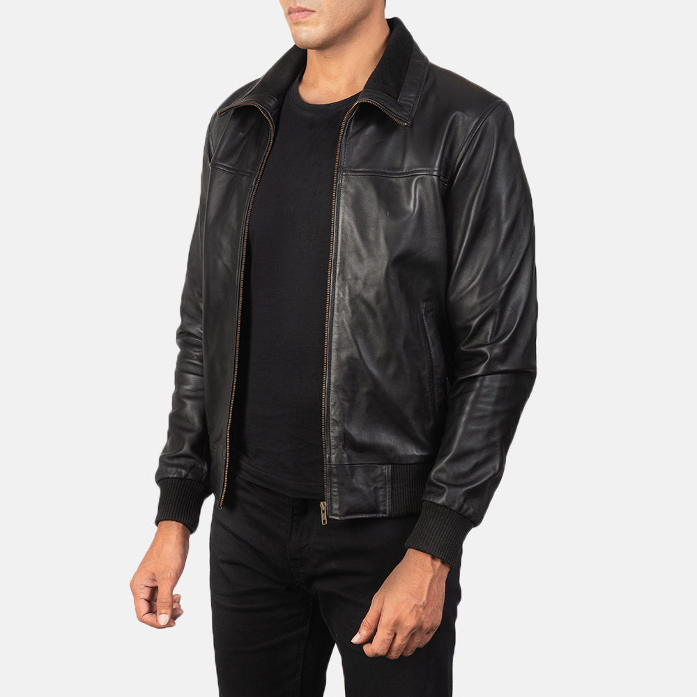 
Black Sheepskin Leather Bomber Jacket - Vista posteriore con spalle definite e orlo pulito