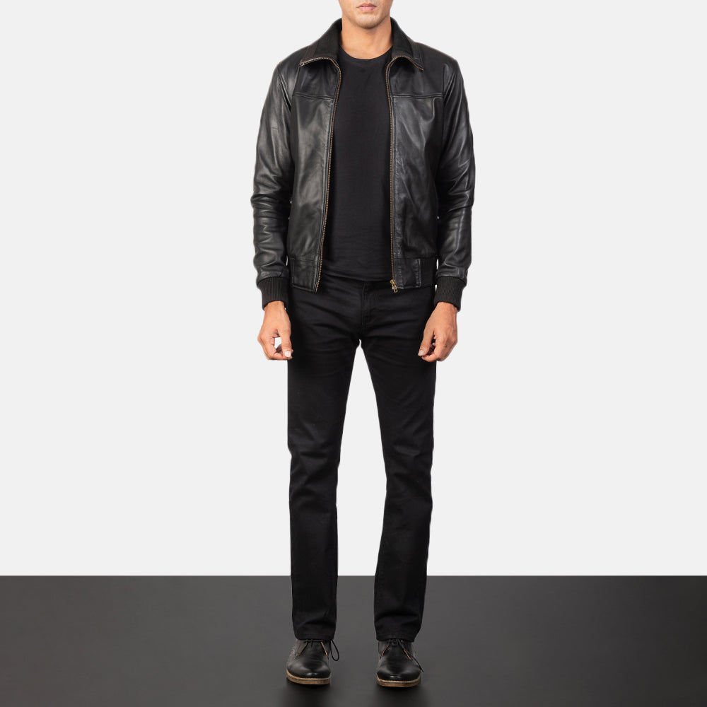
Air Rolf Nero Bomber in Pelle da Uomo - Vista laterale che mostra il taglio ergonomico delle maniche