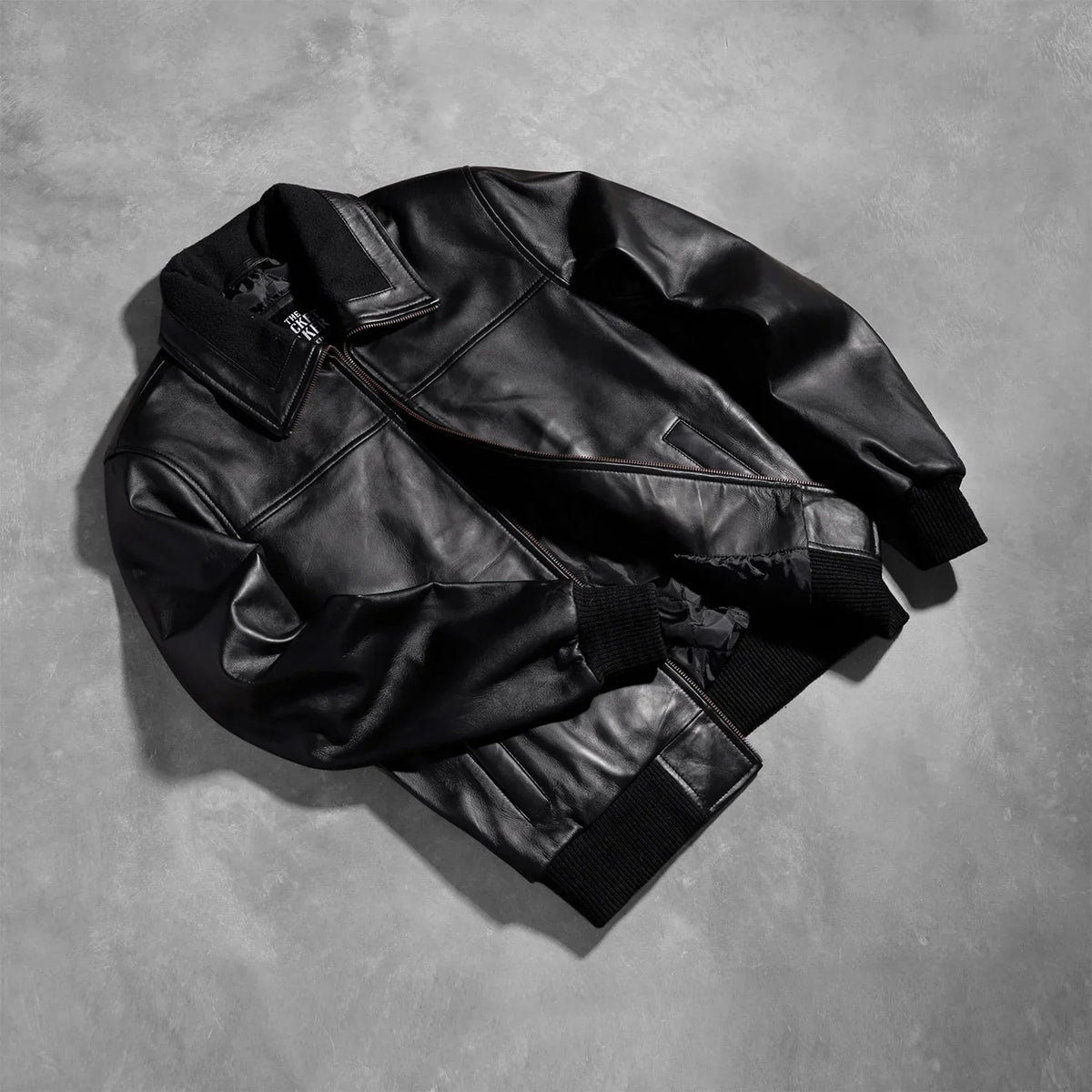 
Prospettiva indossata di Air Rolf Nero Bomber in Pelle da Uomo su modello - Drappeggio naturale alla luce del giorno