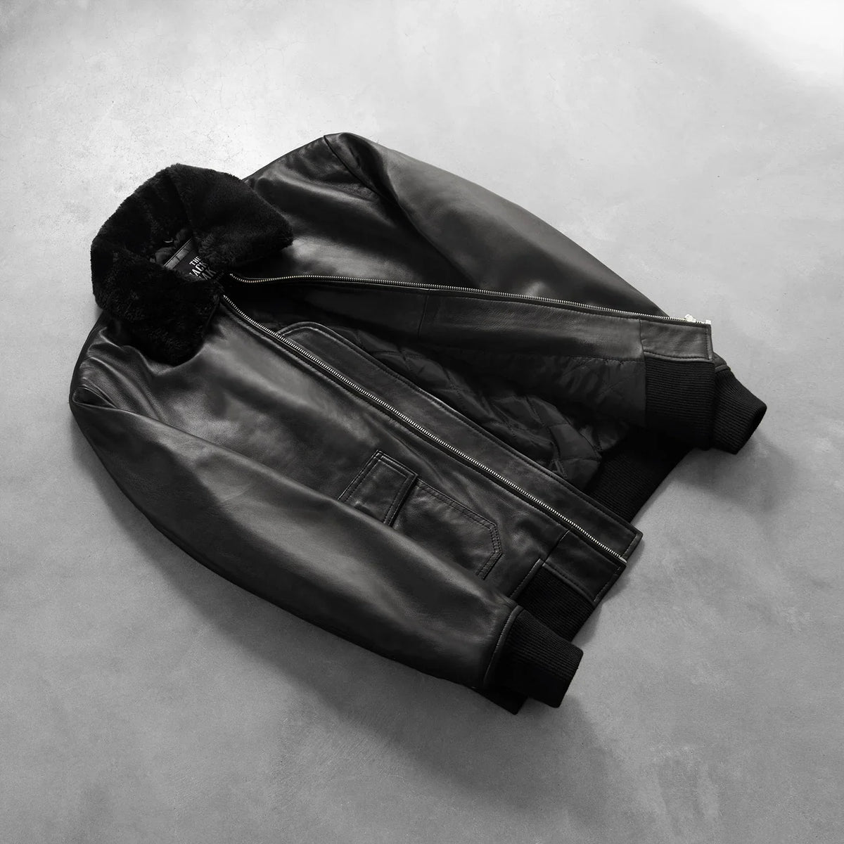
Prospettiva indossata di Airin G-1 Nero Bomber in Pelle da Uomo su modello - Drappeggio naturale alla luce del giorno