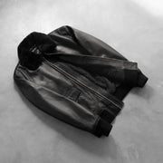 
Prospettiva indossata di Airin G-1 Nero Bomber in Pelle da Uomo su modello - Drappeggio naturale alla luce del giorno