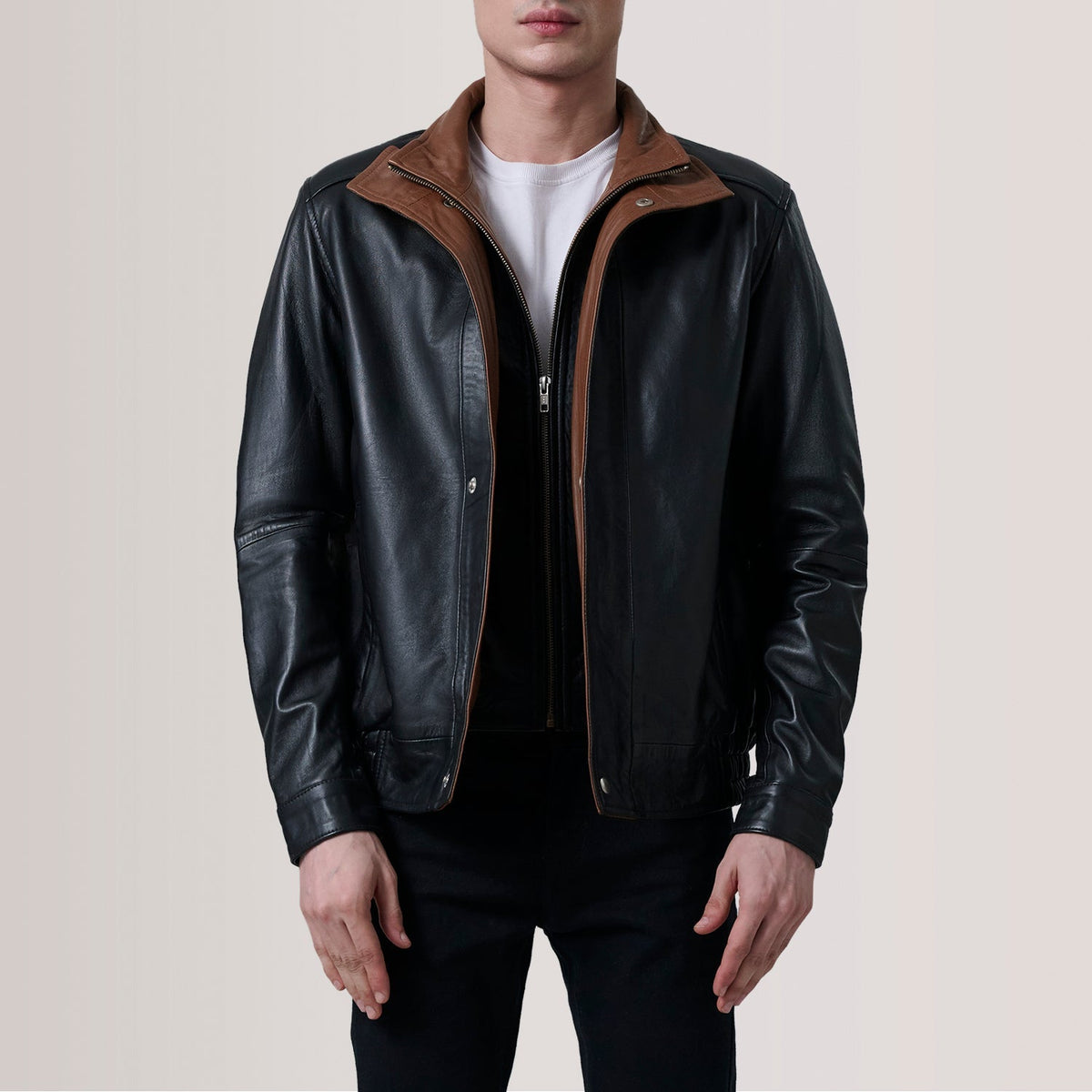 
Alfred Brown Leather Bomber Jacket For Men in Brown Sheepskin Leather - Vista frontale e silhouette sartoriale | Acquista online