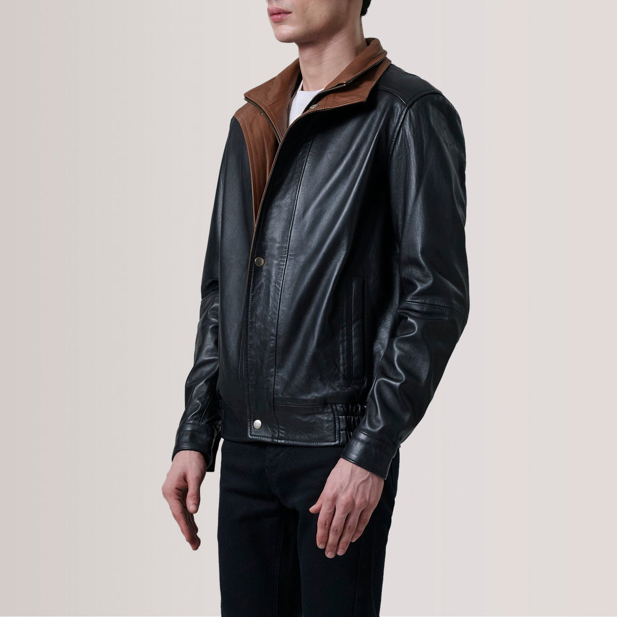 
Alfred Brown Leather Bomber Jacket For Men - Vista laterale che mostra il taglio ergonomico delle maniche