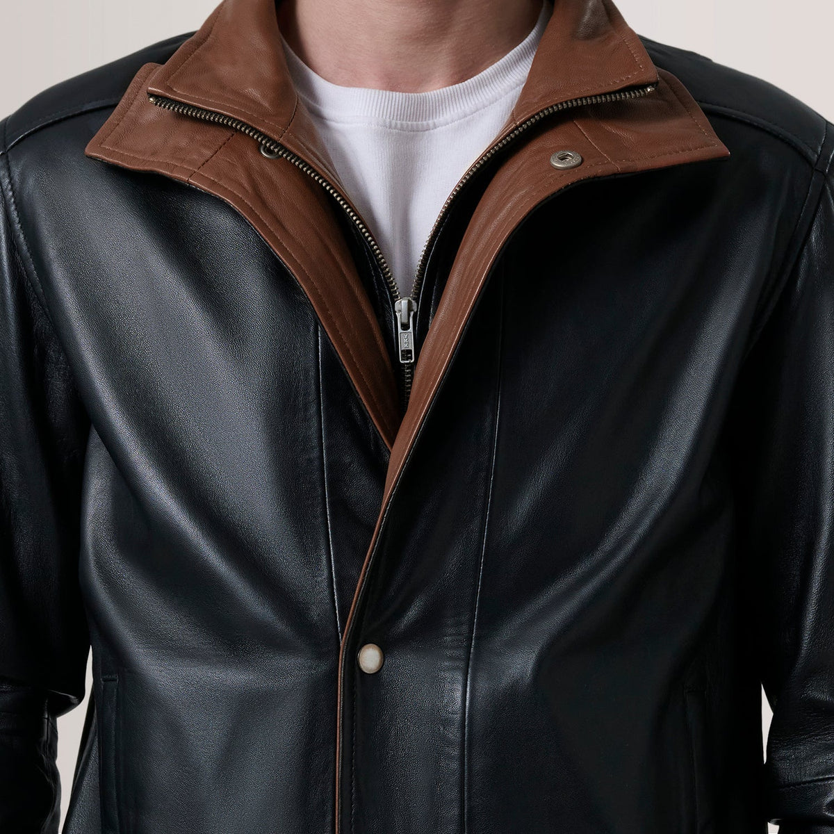 
Vista interna Showing Quilted Polyester Lining & Due tasche interne funzionali