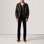 
Prospettiva indossata di Alfred Brown Leather Bomber Jacket For Men su modello - Drappeggio naturale alla luce del giorno