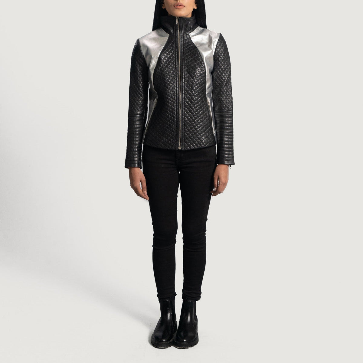 Dettaglio ravvicinato of High Neck &amp; Zipper Hardware on Women's Alia Metallic Nero Giacca Biker in Pelle da Donna