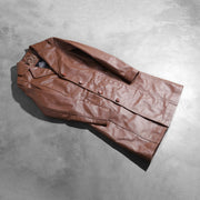 Open Hem &amp; Hem Craftsmanship Construction Detail on Women's Alice Marrone Double Breasted Cappotto in Pelle da Donna