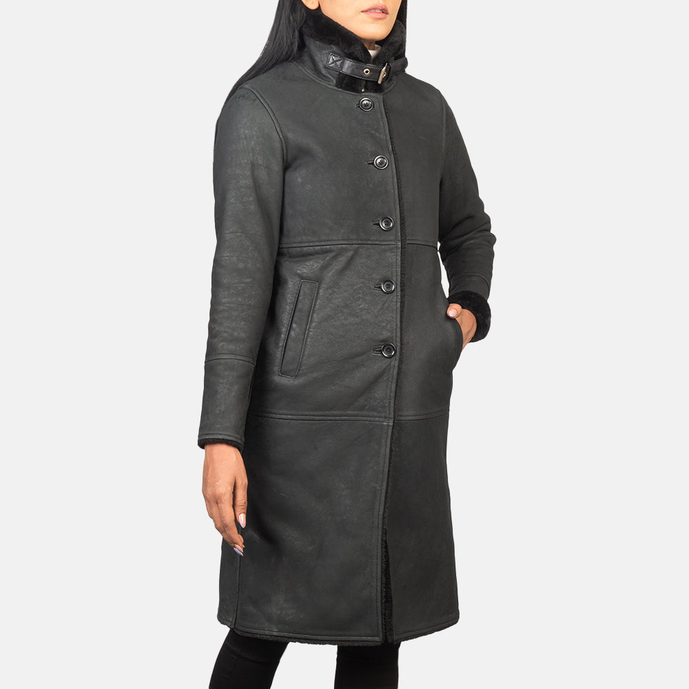 Distressed Black Sheepskin Leather Aviator Jacket - Vista posteriore Showing Tailored Shoulder Fit &amp; Clean Hemline