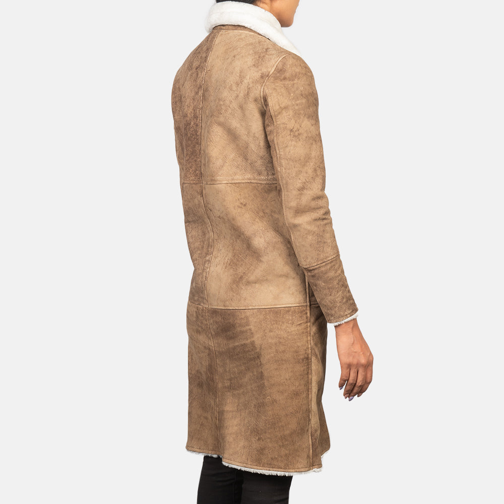Dettaglio ravvicinato of Buckled Collar &amp; Button Hardware on Women's Alina Shearling Marrone Cappotto in Pelle da Donna
