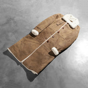 Styled Fit Perspective of Women's Alina Shearling Marrone Cappotto in Pelle da Donna on Model - Natural Daylight Drape