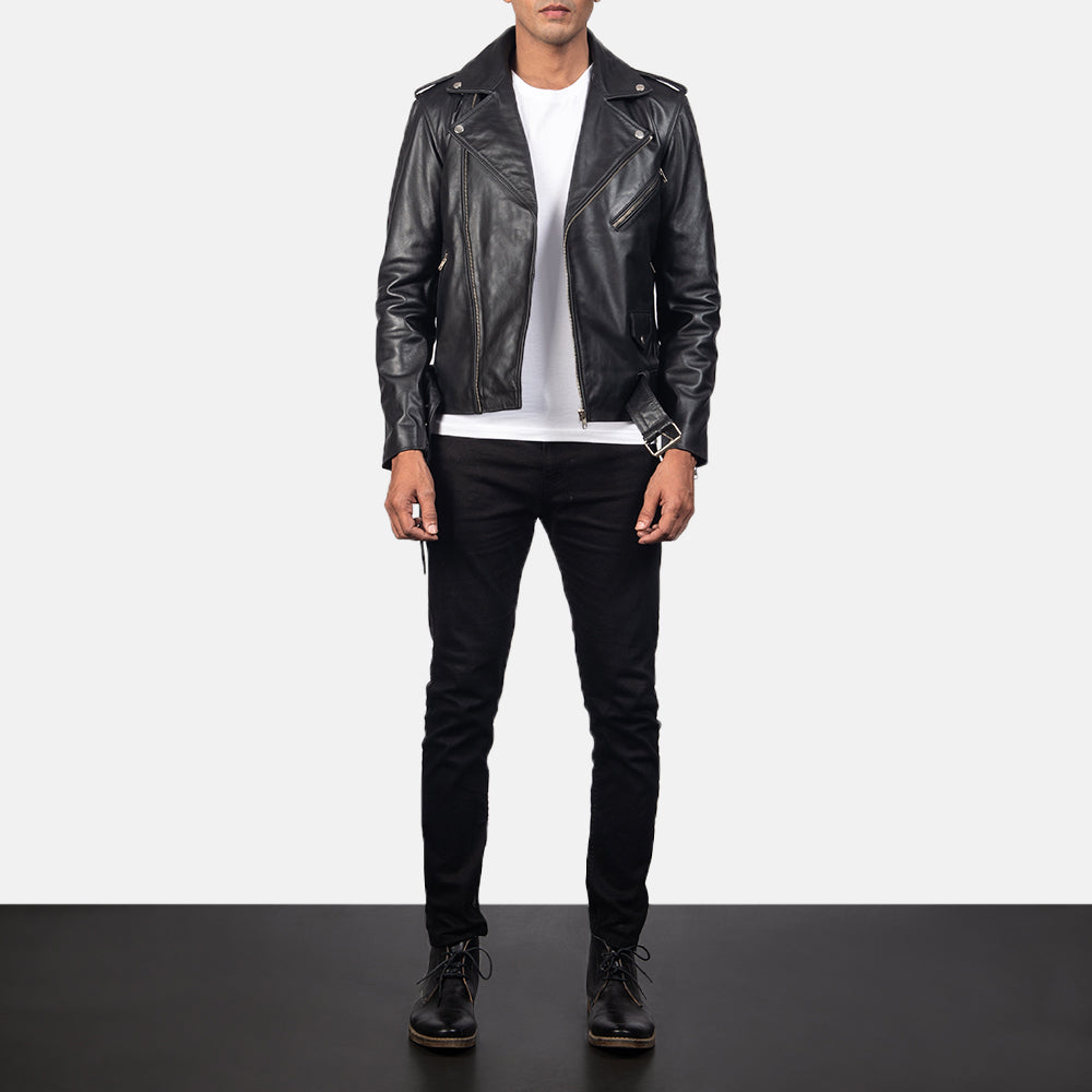 
Allaric Alley Black Leather Biker Jacket - Vista laterale che mostra il taglio ergonomico delle maniche