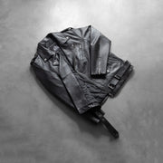 
Dettaglio artigianale dell'orlo su Allaric Alley Black Leather Biker Jacket