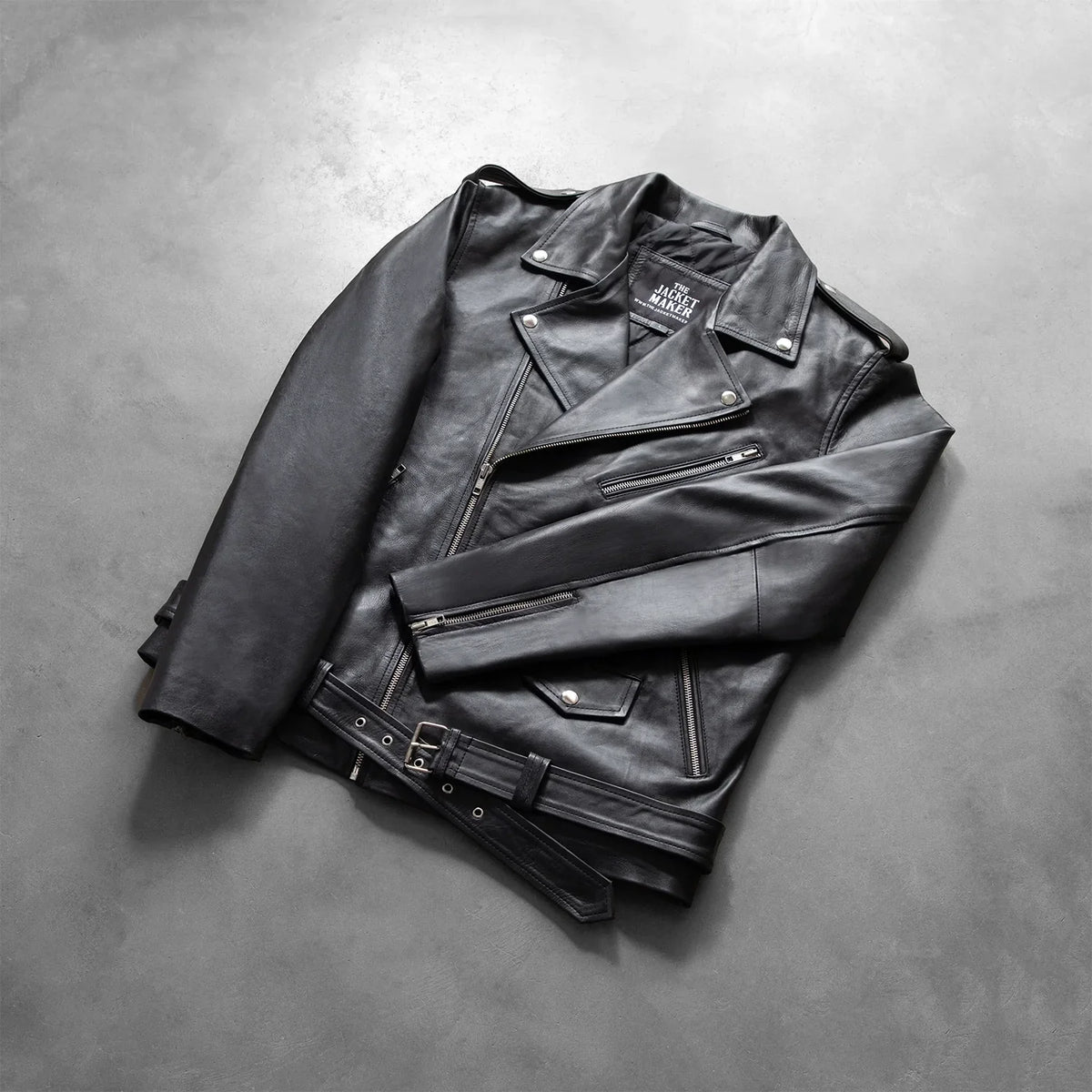 
Prospettiva indossata di Allaric Alley Black Leather Biker Jacket su modello - Drappeggio naturale alla luce del giorno