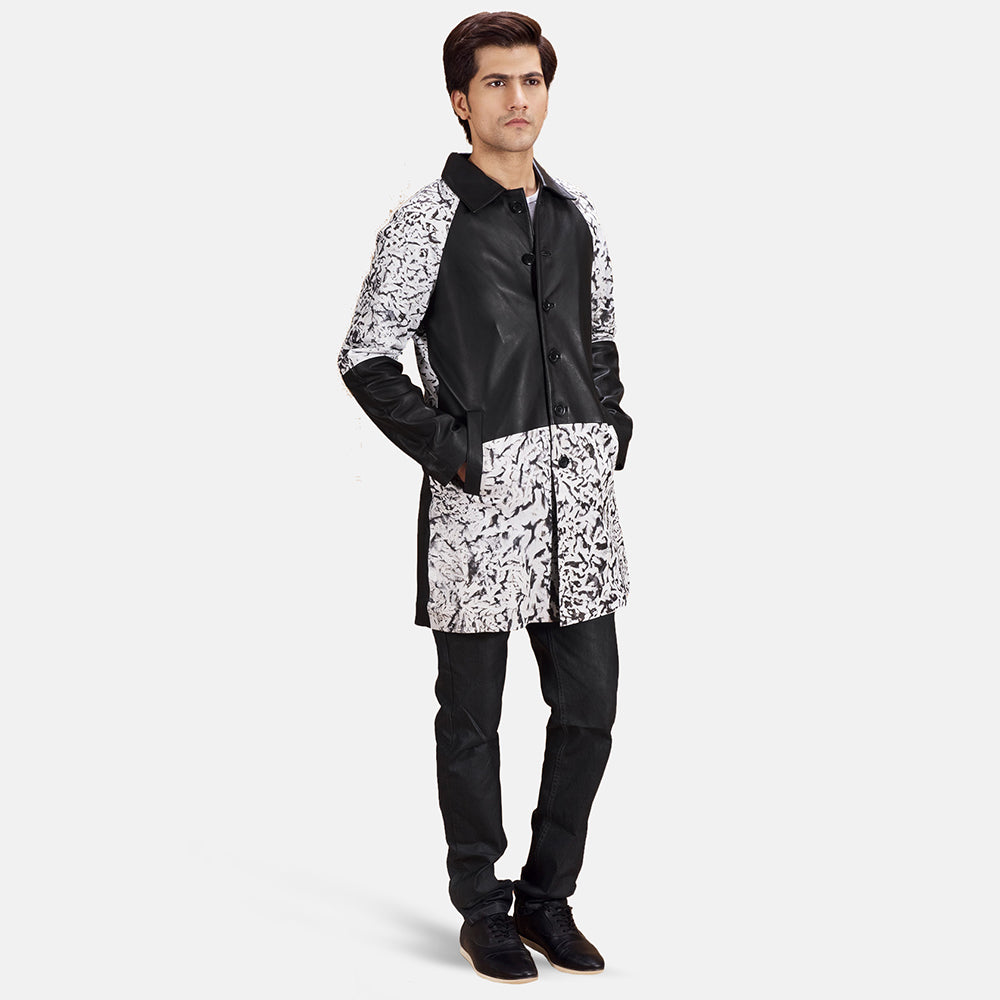 
Artistry Nero Dye Cappotto in Pelle da Uomo - Vista laterale che mostra il taglio ergonomico delle maniche