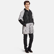 
Artistry Nero Dye Cappotto in Pelle da Uomo - Vista laterale che mostra il taglio ergonomico delle maniche