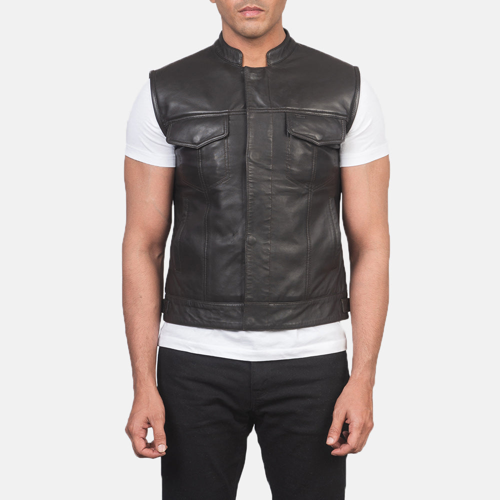 
Dettaglio ravvicinato of Band & Zipper with Button Flap Hardware on Atlas Moto Marrone Gilet in Pelle da Uomo