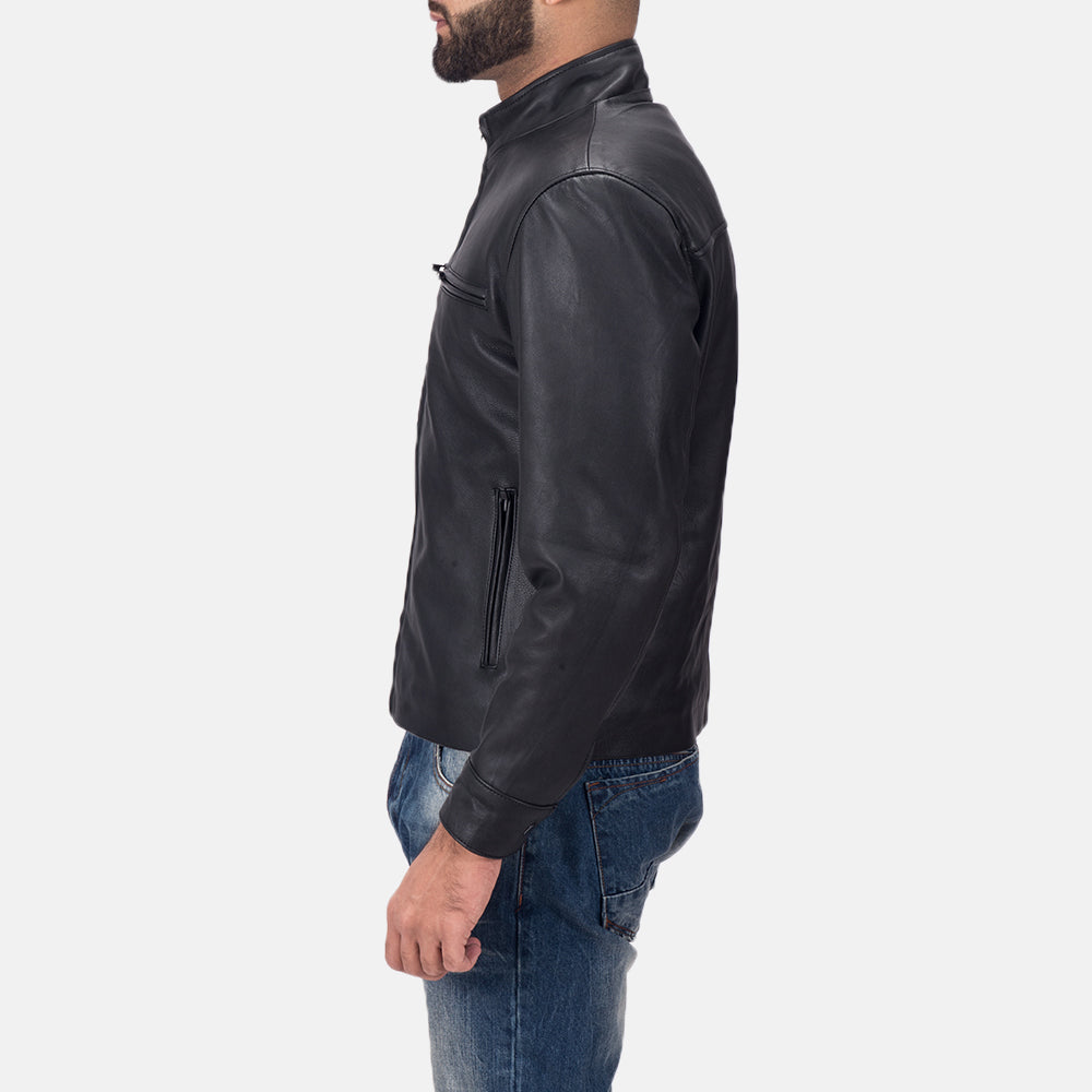 
Austere Matte Nero Giacca Biker in Pelle da Uomo - Vista laterale che mostra il taglio ergonomico delle maniche