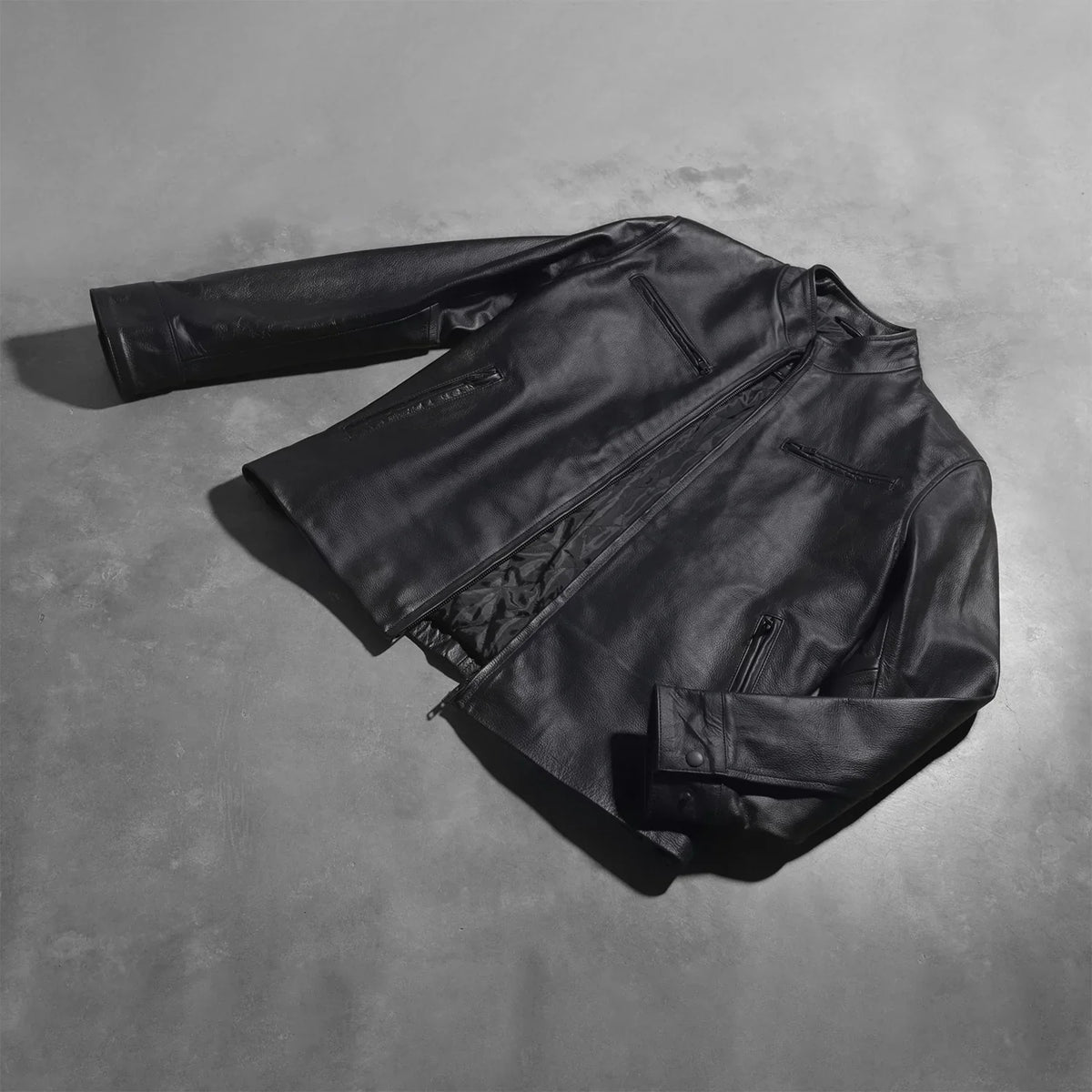 
Button & Hem Craftsmanship Construction Detail on Austere Matte Nero Giacca Biker in Pelle da Uomo