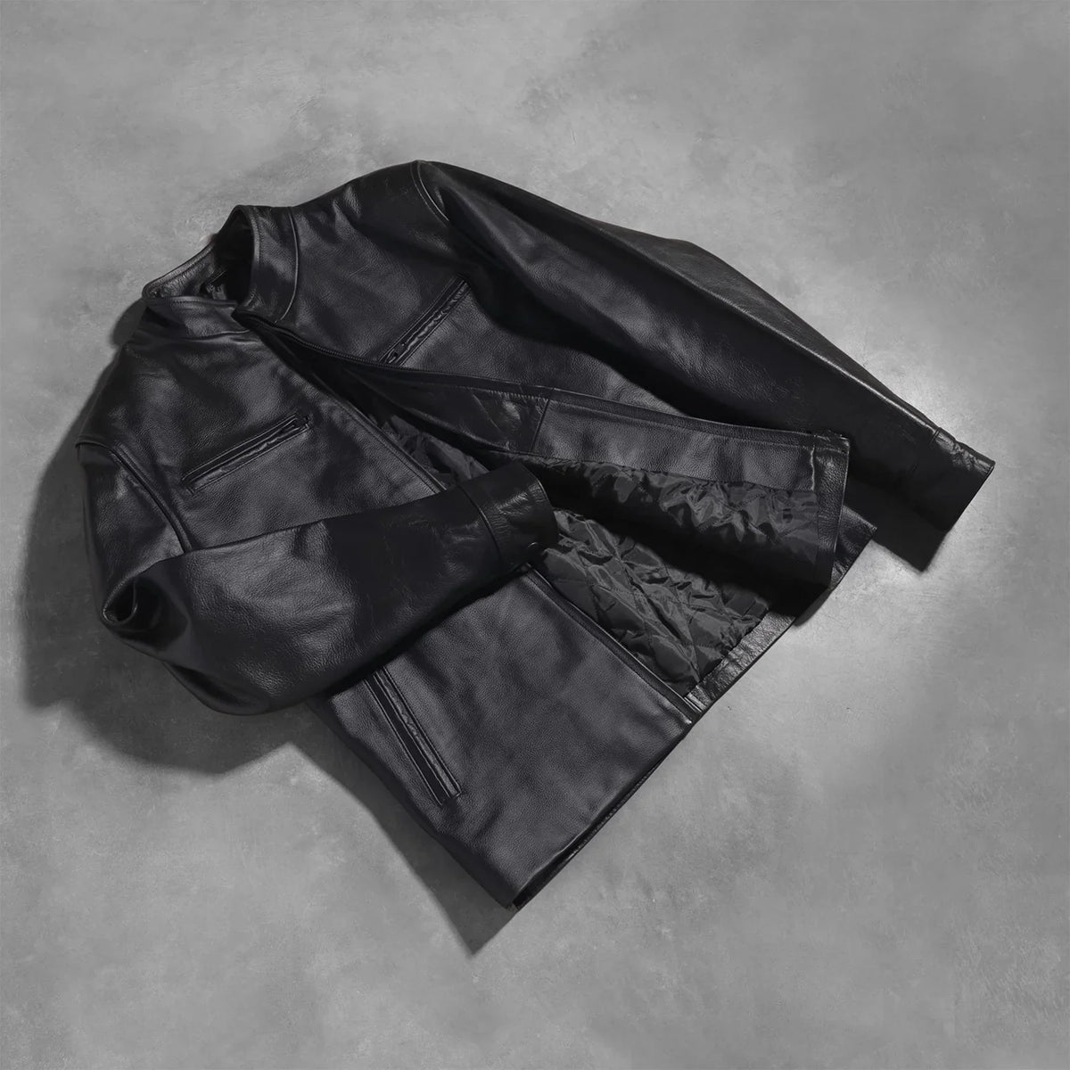 
Prospettiva indossata di Austere Matte Nero Giacca Biker in Pelle da Uomo su modello - Drappeggio naturale alla luce del giorno