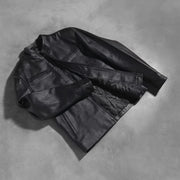
Prospettiva indossata di Austere Matte Nero Giacca Biker in Pelle da Uomo su modello - Drappeggio naturale alla luce del giorno