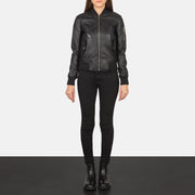 
Ava Ma-1 Black Leather Bomber Jacket - Vista laterale che mostra il taglio ergonomico delle maniche