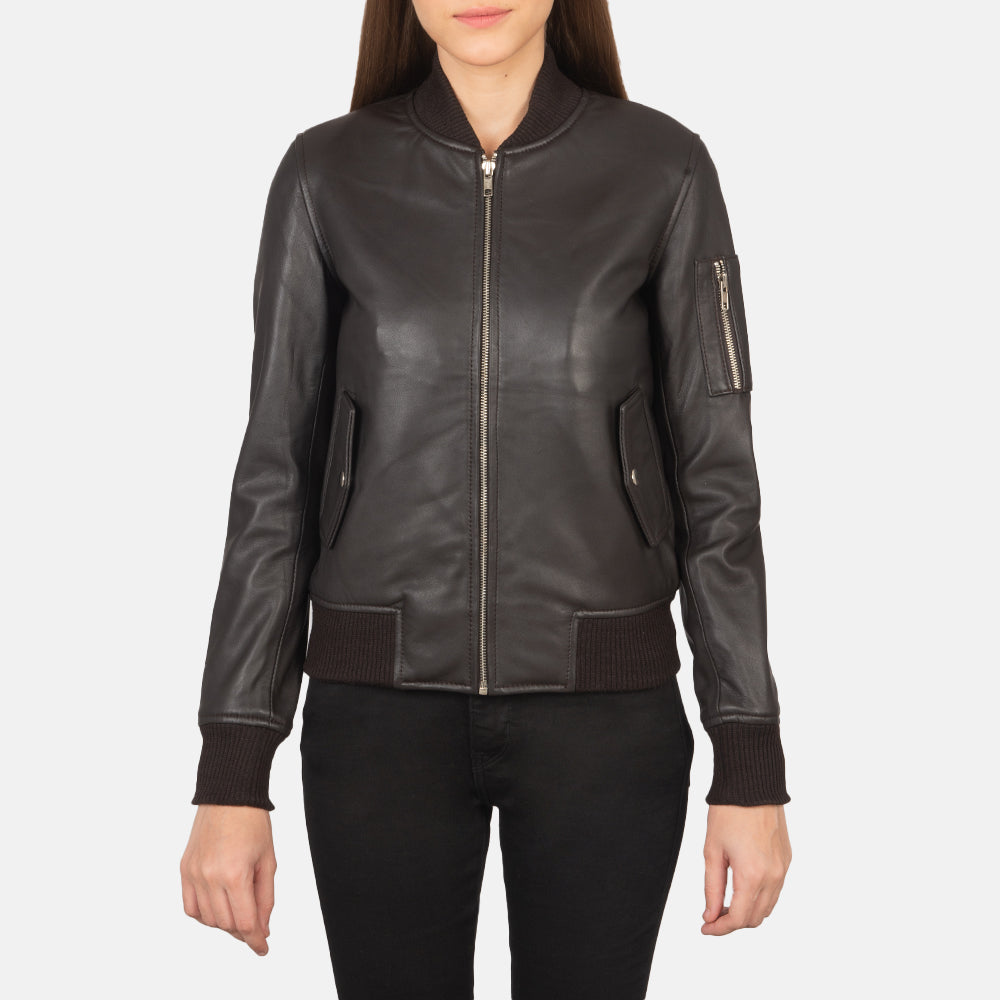 Dettaglio ravvicinato of Rib Knit &amp; Zipper Hardware on Women's Ava Ma-1 Brown Leather Bomber Jacket