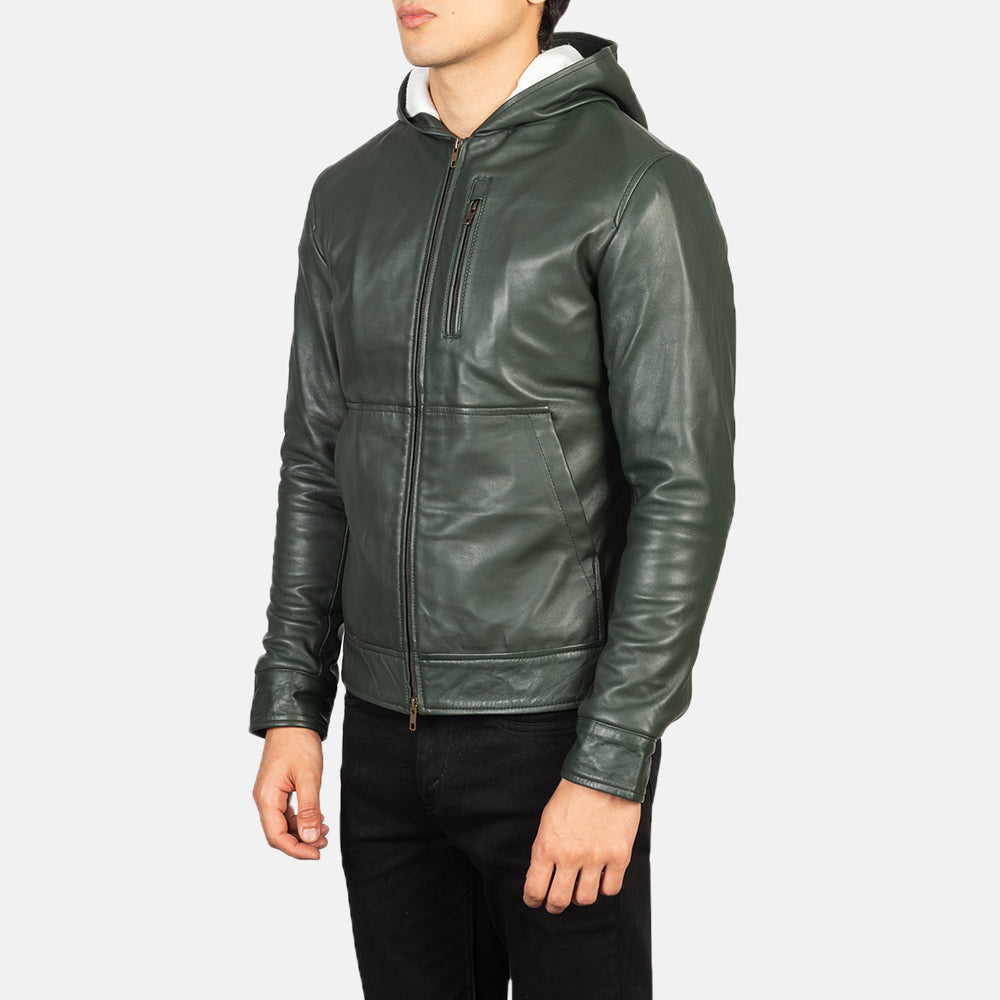 
Prospettiva indossata di Baston Black Hooded Leather Bomber Jacket su modello - Drappeggio naturale alla luce del giorno