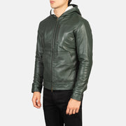
Prospettiva indossata di Baston Black Hooded Leather Bomber Jacket su modello - Drappeggio naturale alla luce del giorno